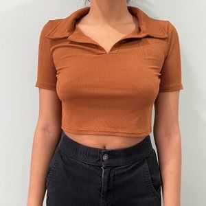 Cropped top with a colar. Size Small